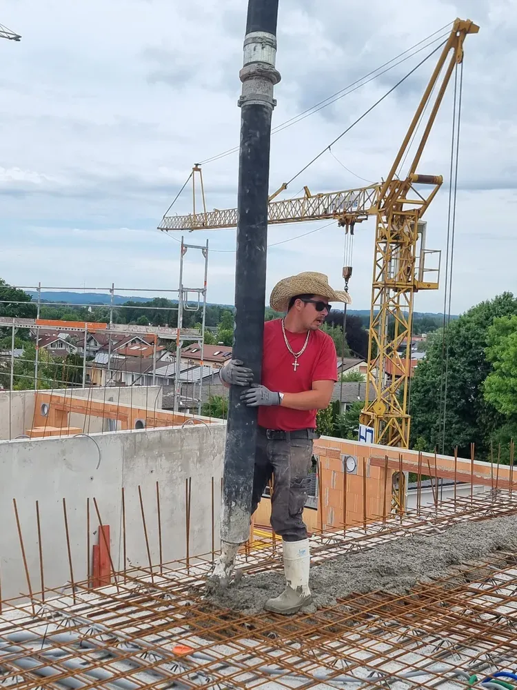 Betonage einer Geschossdecke auf der Baustelle