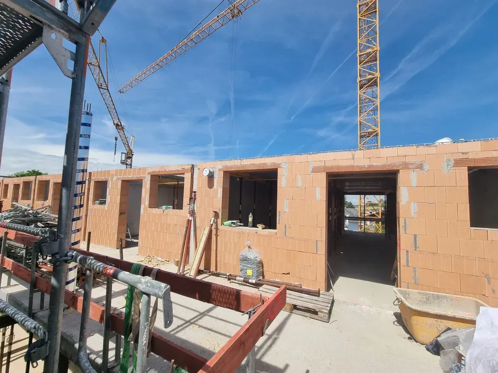 Rohbau mit Kränen auf der Baustelle in Bad Aibling