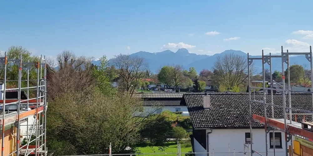 Blick von der Baustelle über Bad Aibling auf die Alpen