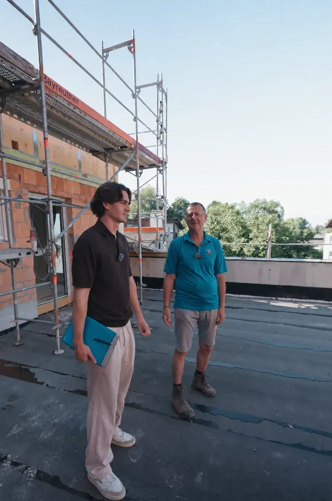 Baubegehung auf dem Rohbau-Dach der Ellmosener Straße 32