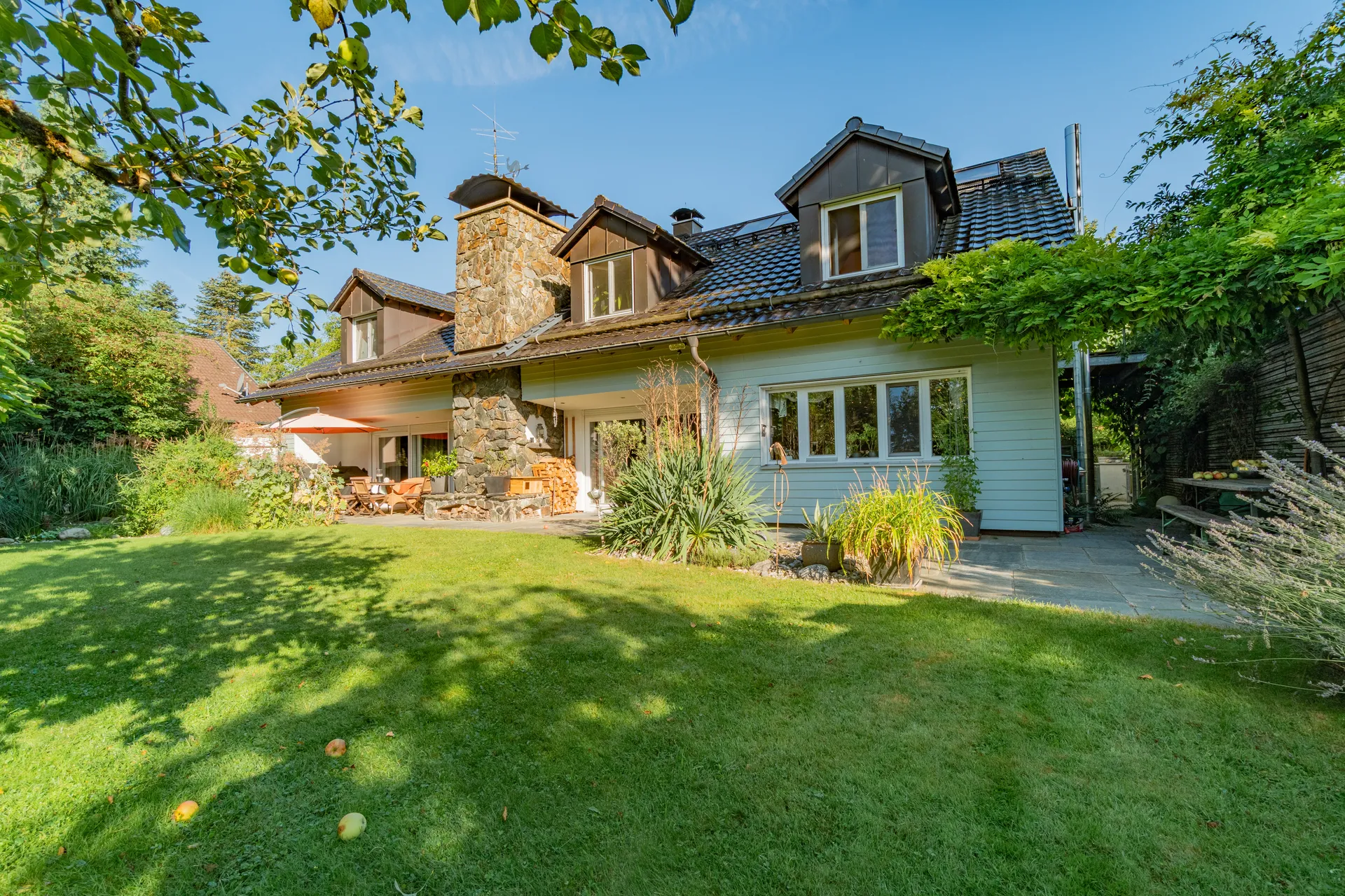 Exklusives Einfamilienhaus in Baldham mit Wellnessbereich, Kamin und Traumgarten