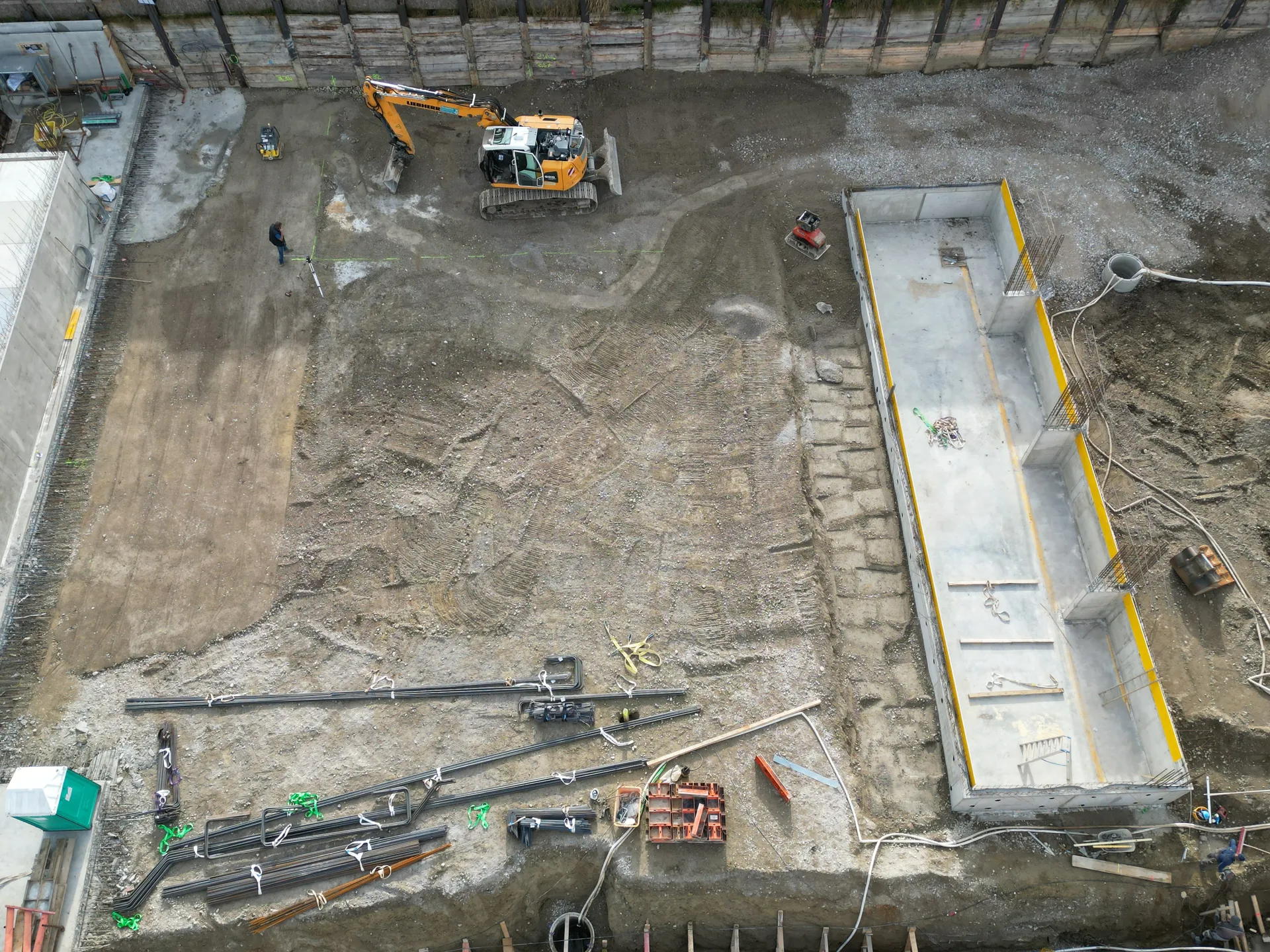 Bagger auf der Baustelle Ellmosener Straße, Baubeginn