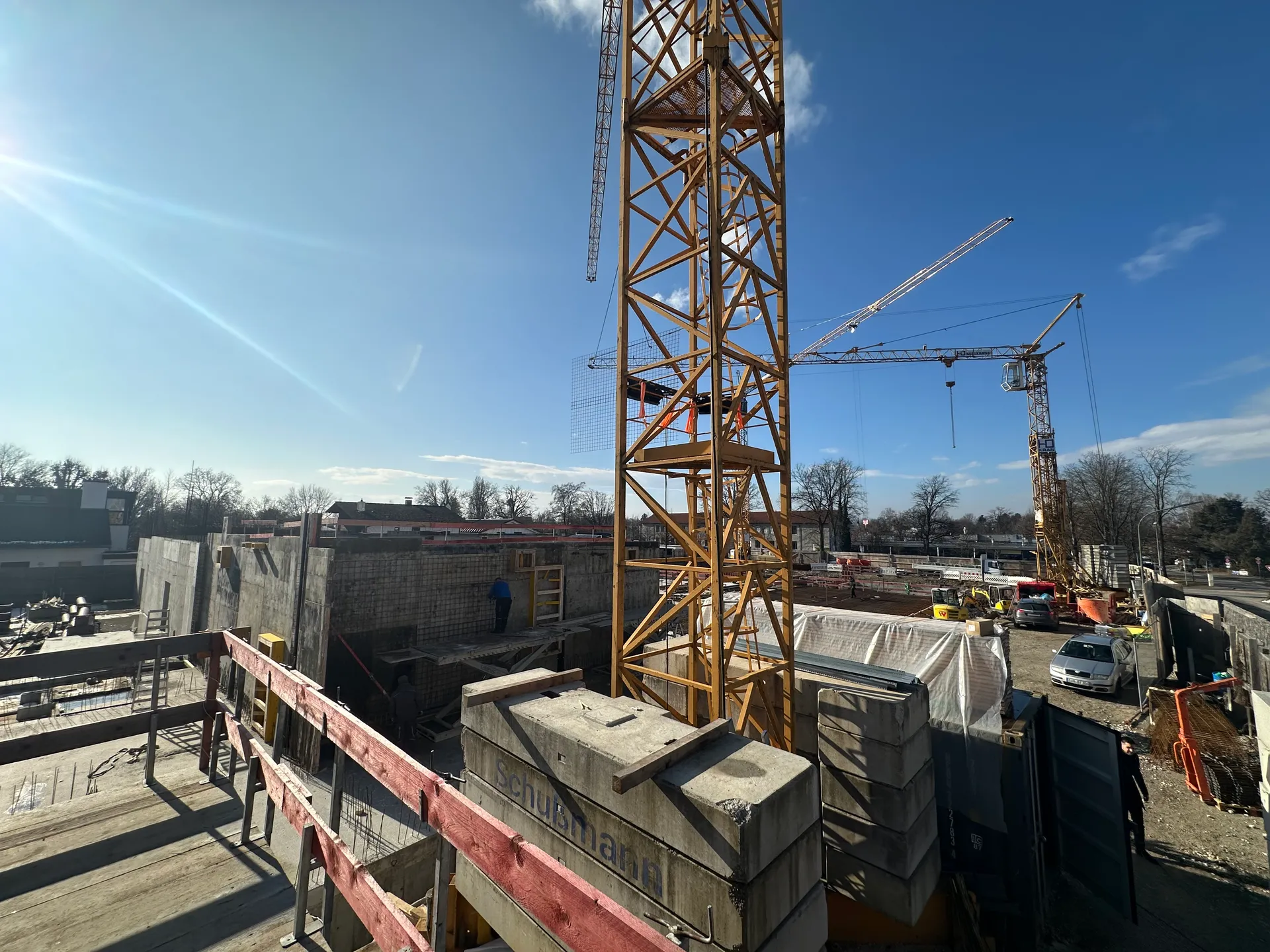 Fundamente und Kräne auf der Baustelle, Februar 2026