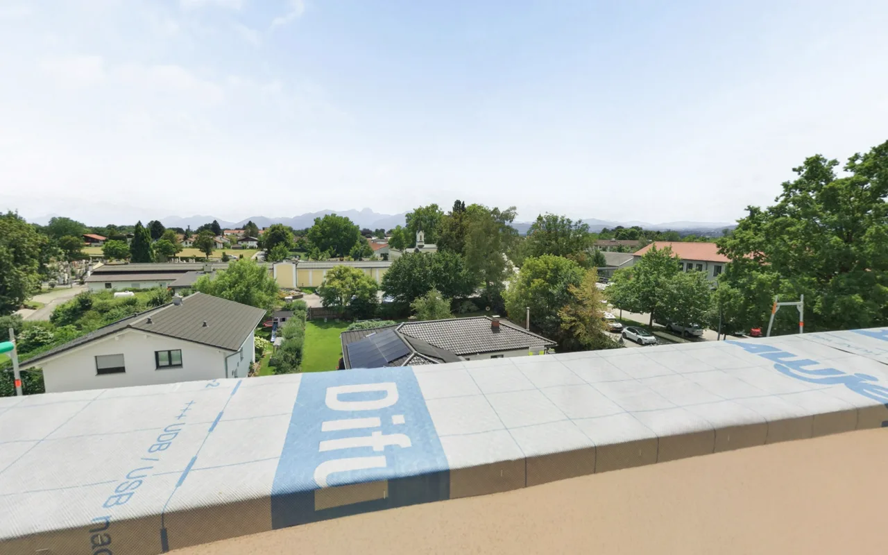 Blick von der Dachterrasse der Wohnung 50 über Bad Aibling Richtung Alpen, Bauzustand Juli 2026